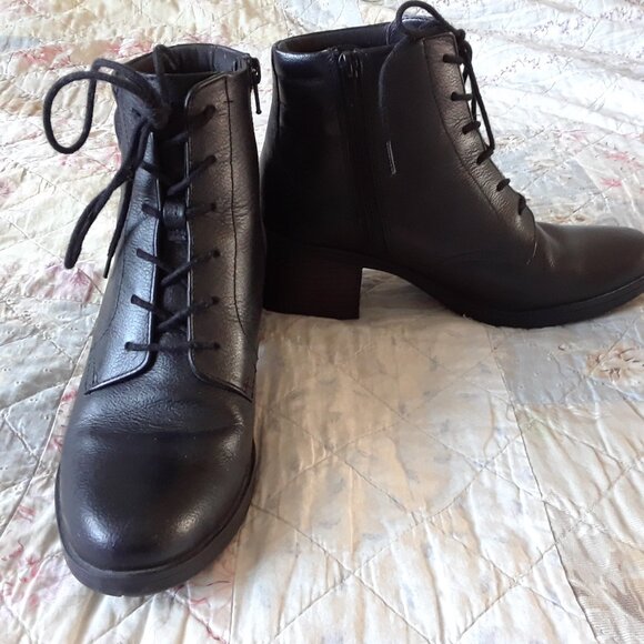 NWOT Clarks Hollis Jasmine Black Leather Boots NEW - Picture 2 of 16